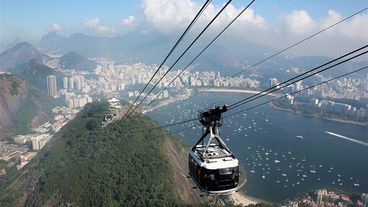 No alto do Morro do Corcovado, onde fica a estátua, é possível ter uma visão panorâmica que enche os olhos de muitos viajantes (Foto: Anna Chiara Bressi/Wikimedia Commons)