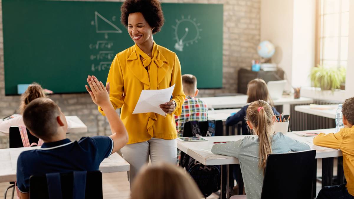 Setores como saúde e educação mantêm demanda constante, especialmente em funções de apoio com formação técnica ou cursos de até dois anos.
