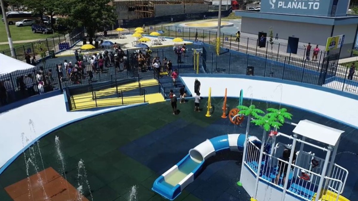 Com 1.500 m² de área, o espaço comporta até 120 pessoas ao mesmo tempo. A piscina tem 50 centímetros de profundidade, medida pensada para crianças pequenas, e é acompanhada de brinquedos aquáticos como escorregadores e o tradicional balde gigante que despeja água de tempos em tempos, arrancando gritos e risadas dos pequenos.