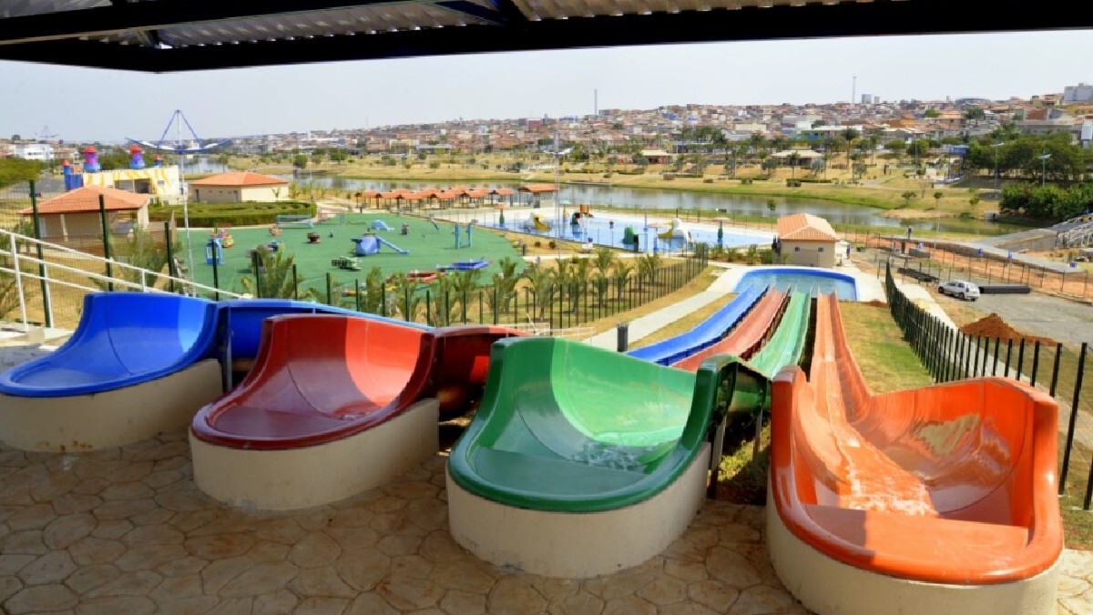 Ao todo são quatro escorregadores que levam a uma piscina que garante diversão às crianças, em Indaiatuba. Foto: Divulgação