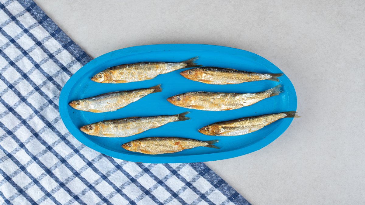 A sardinha pode ser preparada grelhada, assada ou até em versões enlatadas, desde que com baixo teor de sal