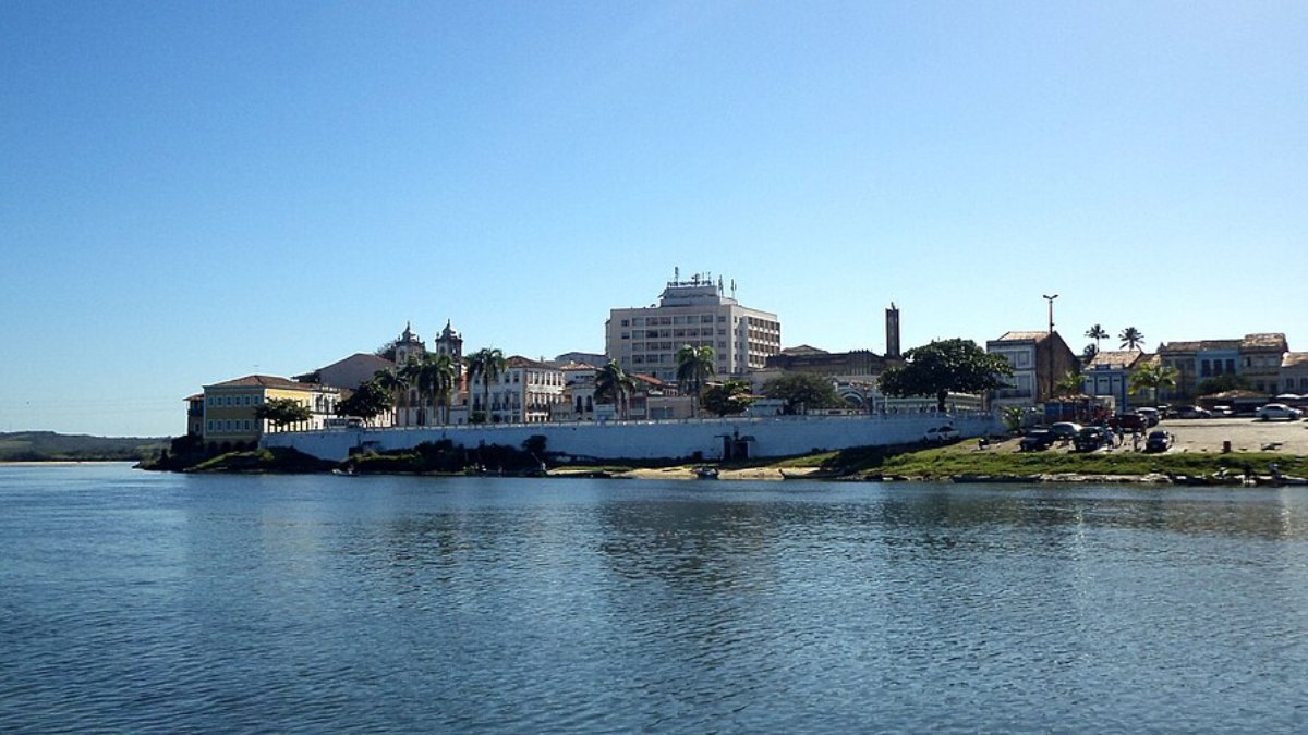 Penedo está situada sobre um rochedo, uma formação rochosa natural que deu nome à cidade (Foto: GLandovsky/Wikimedia Commons)