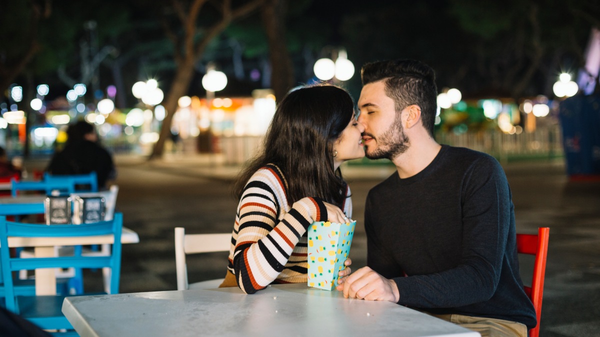 Em um relacionamento, por exemplo, as perguntas ajudam a criar laços e a entender o outro em níveis mais profundos, e, ao contrário do que se diz, não é preciso "comer um quilo de sal" para conhecer alguém de verdade, embora isso também tenha seu valor.