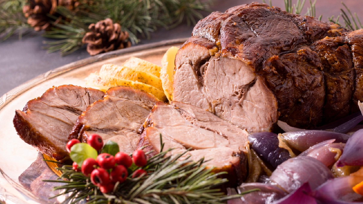 As carnes gordurosas como pernil, pato, panceta e cortes como costela e cupim também figuram entre os alimentos que mais desencadeiam os sintomas - (Freepik)