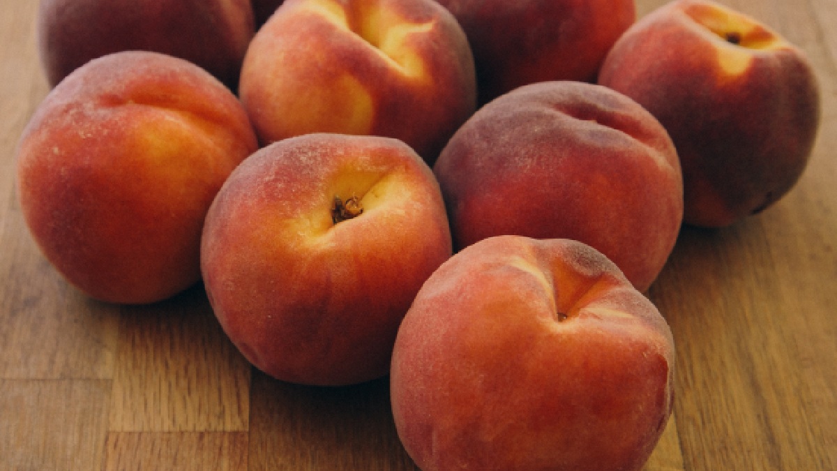 A fruta pêssego é rica em água e fibras solúveis, ajudando na hidratação e no bom funcionamento intestinal. Imagem: Banco de imagens