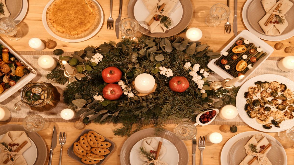 Pernil, tender, bacalhau, arroz com passas, frutas secas, panetone e sobremesas variadas costumam marcar a ceia de Natal nas casas brasileiras