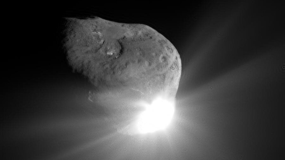 Um rastro de luz fino e brilhante, visto em uma galáxia distante, intrigou astrônomos por dois anos (Foto: NASA/JPL-Caltech/UMD)
