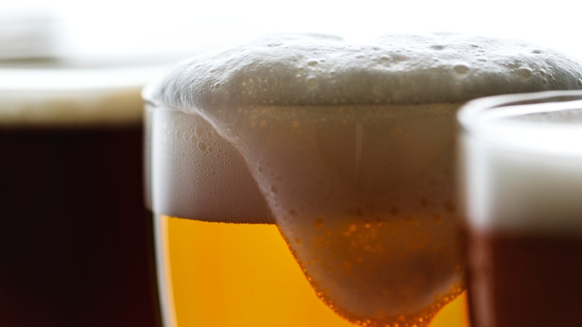 o que parece apenas um detalhe estético é, na verdade, um dos indicadores mais confiáveis da qualidade de uma cerveja (Fotos: Freepik)