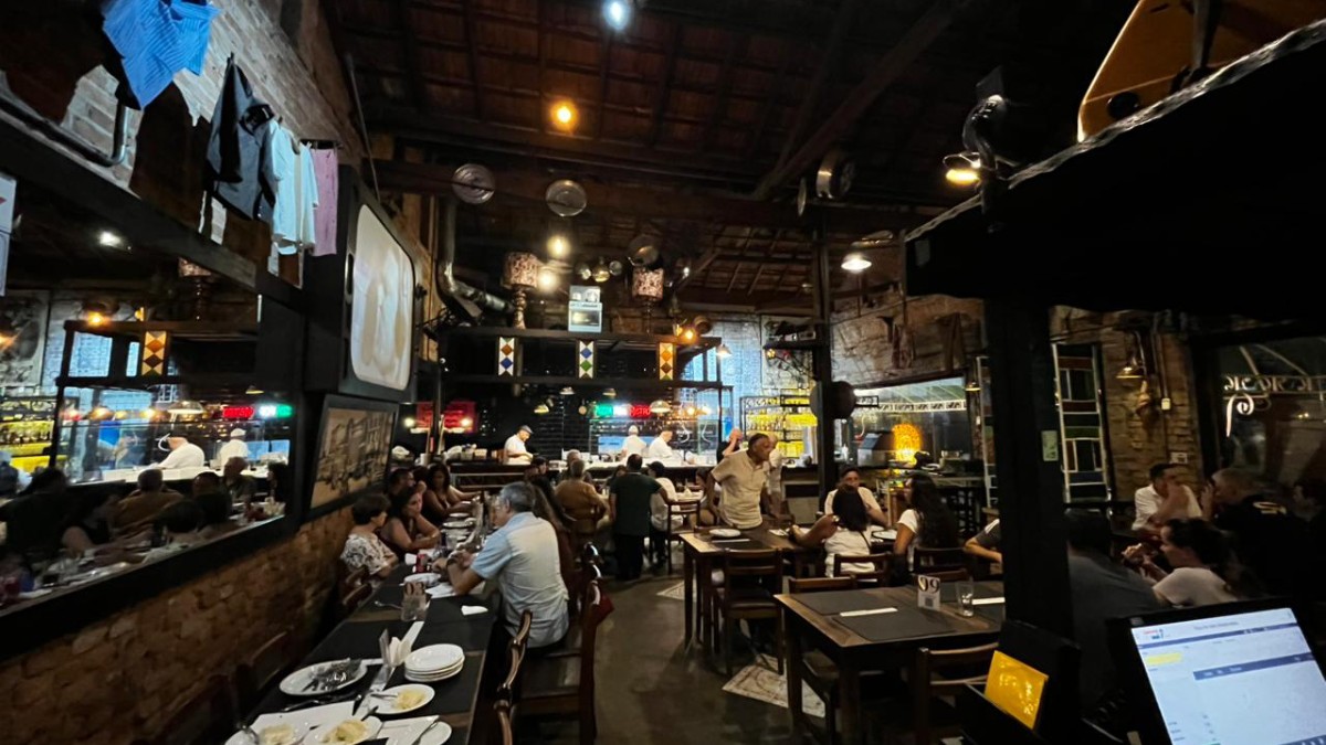 A Bendita Maria funciona em um prédio da década de 1920, no número 1269 da Rua dos Trilhos. Antes de virar pizzaria, o imóvel abrigou o Externato Mattoso, colado ao vai e vem dos trens e ao crescimento industrial da região.