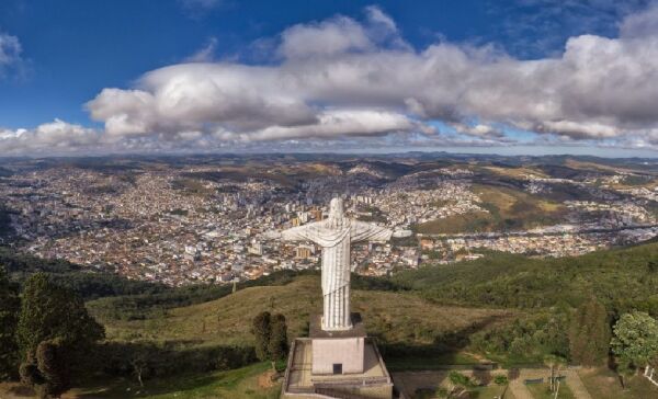 Outro ponto turístico imperdível é o Cristo Redentor. Localizado no Parque do Cristo, ele oferece uma vista incrível da cidade e da natureza ao redor. No ponto mais alto, é possível até ver cidades do estado de São Paulo - (Divulgação/Prefeitura de Poços de Caldas)