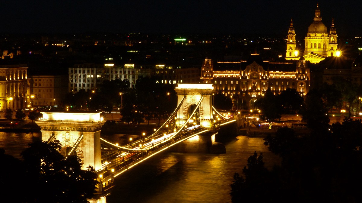 Ponte Szechenyi Chain, Budapeste, Hungria. Imagem: David Spigiel/Wikimedia Commons