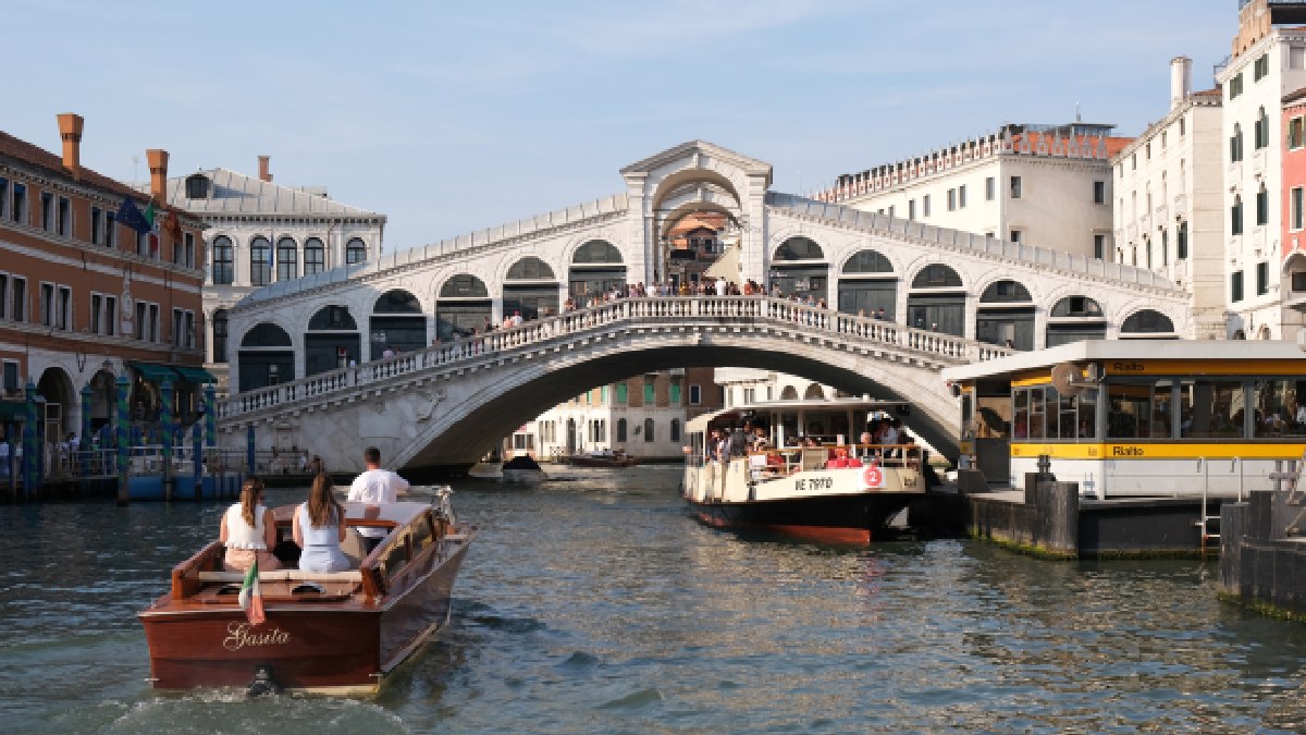 Ponte Rialto, Veneza, Itália. Imagem: kallerna/Wikimedia Commons