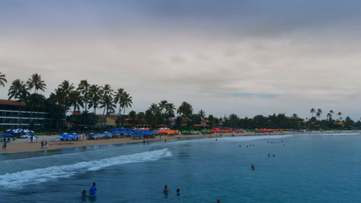 Porto de Galinhas é famosa pelas águas transparentes e clima tranquilo, mas também surpreende pelo custo-benefício
