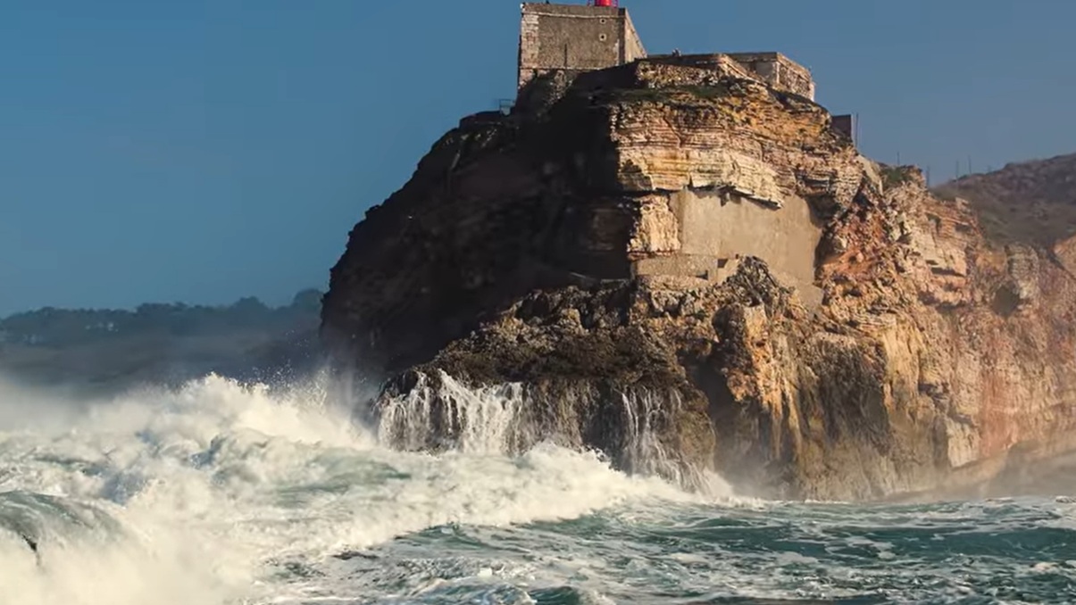 Nazaré é um dos pontos mais insanos de ondas gigantes do planeta/Alberto Porcelli