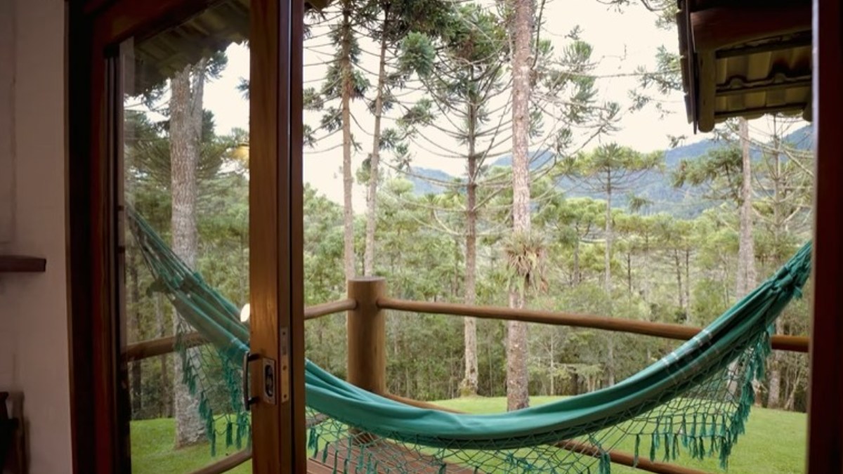 Essa proposta também se reflete no perfil da hospedagem: é voltada para casais e não recebe menores de 18 anos. O resultado é um ambiente naturalmente mais calmo, com menos interrupções e mais espaço para o tipo de descanso que muita gente procura, mas nem sempre encontra. 