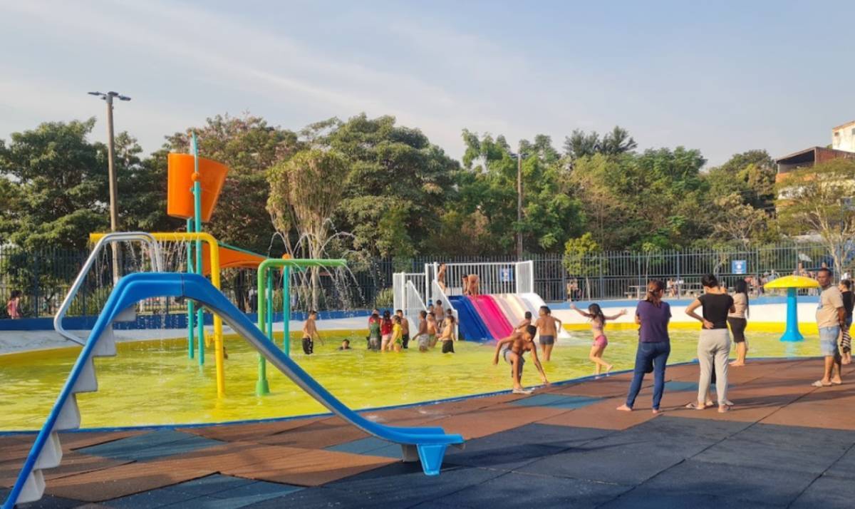 Em Carapicuíba, o acesso ao parque aquático é gratuito, sem precisar fazer inscrição prévia. Foto: Divulgação.