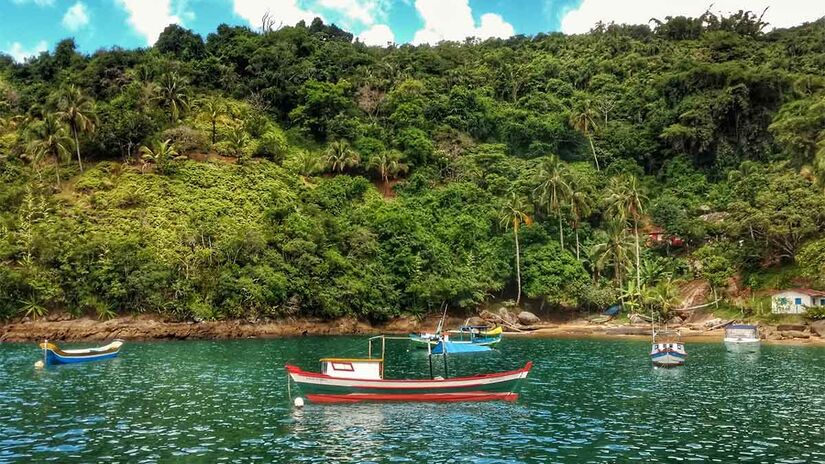 Precisando pegar um barco para visitá-la, a Praia da Fome, ao norte de Ilhabela, possui águas transparentes, sendo um dos melhores destinos para a prática do mergulho de flutuação - (Paulo Stefani/Sectur Ilhabela)