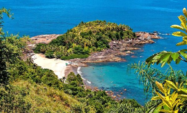 Praia de Calhetas, São Sebastião - Duas praias em uma: é considerada uma das mais bonitas do litoral, com uma praia pra cada lado da faixa de areia. Do lado esquerdo, formações rochosas formam piscinas naturais quando a maré sobe. Do lado direito, há uma praia encantadora que possui um morro, no qual é possível subir até chegar a um mirante para apreciar a vista - (Marcos Bonello/SETUR)