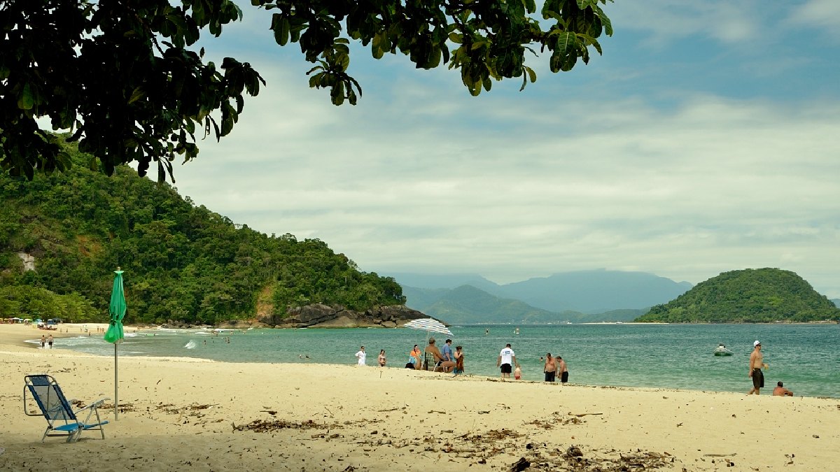 Areia fofa, branca e Mata Atlântica formam a paisagem da Praia do Fêlix. Imagem: oscar fava/Wikimedia Commons