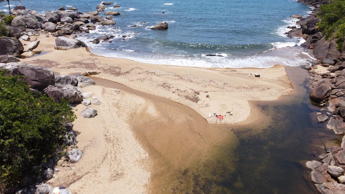 Na costa norte da ilha, a praia do Poço tem esse nome por conta de uma cachoeira que ali deságua, um atrativo muito interessante para os visitantes - (Paulo Stefani/Sectur Ilhabela)