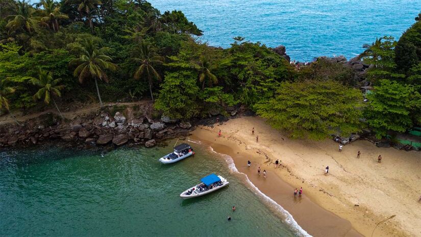 A praia do Saco do Eustáquio, também chamada somente de praia do Eustáquio, possui um mar mais calmo, de águas transparentes, ideal para toda a família - (Paulo Stefani/Sectur Ilhabela)
