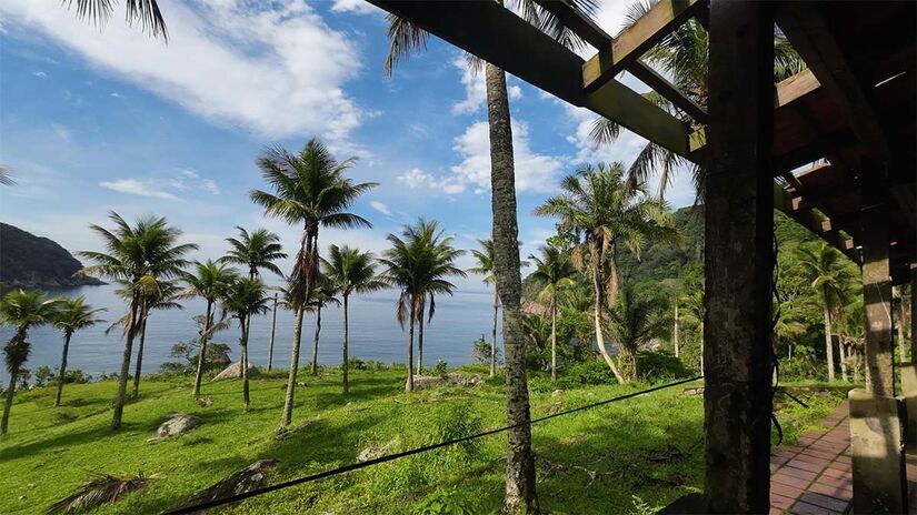 O isolamento não é acaso. Segundo a Secretaria de Turismo do Guarujá, o nome da praia vem tanto da sua formação geográfica, em formato de saco, quanto do fato de ter sido habitada por muitos anos por um major aposentado.