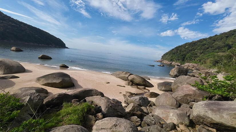 Localizada no extremo oeste do Guarujá, a Praia Saco do Major está longe do circuito urbano e turístico da cidade. Com cerca de 400 metros de extensão, ela se destaca pela areia grossa, águas claras e ondas fortes, além de ser totalmente cercada por morros cobertos pela Mata Atlântica.