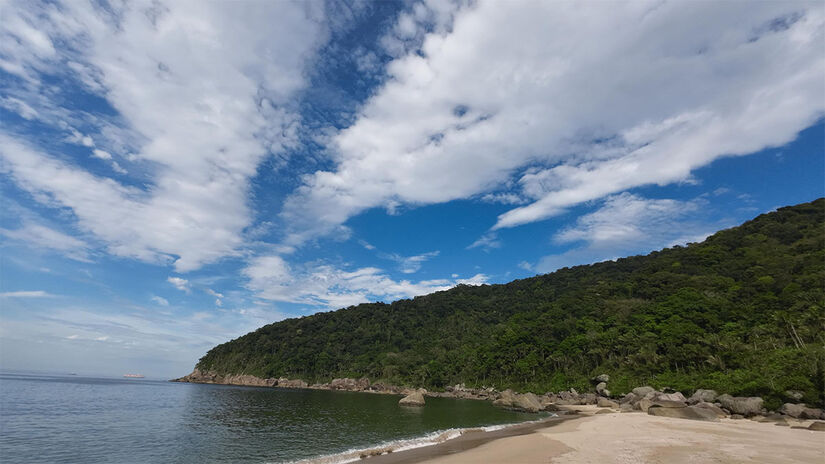 Segundo relatos da própria Íris, ela estava na praia comendo mariscos quando Silvio chegou de barco. Naquela época, o local não tinha árvores nem guarda-sóis.