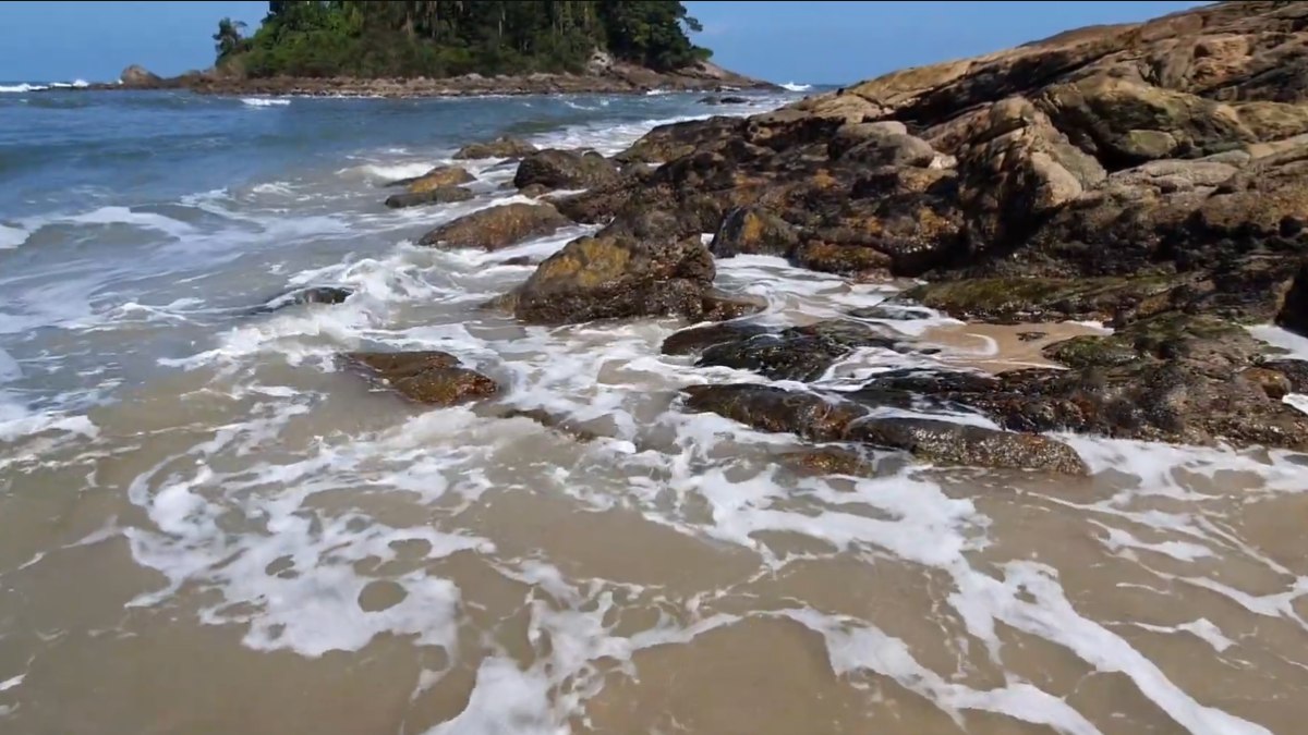 Nas redes, esse encanto costuma aparecer nos comentários. Em um vídeo compartilhado por visitantes, uma frase resume o sentimento geral: "é maravilhosa essa praia".
