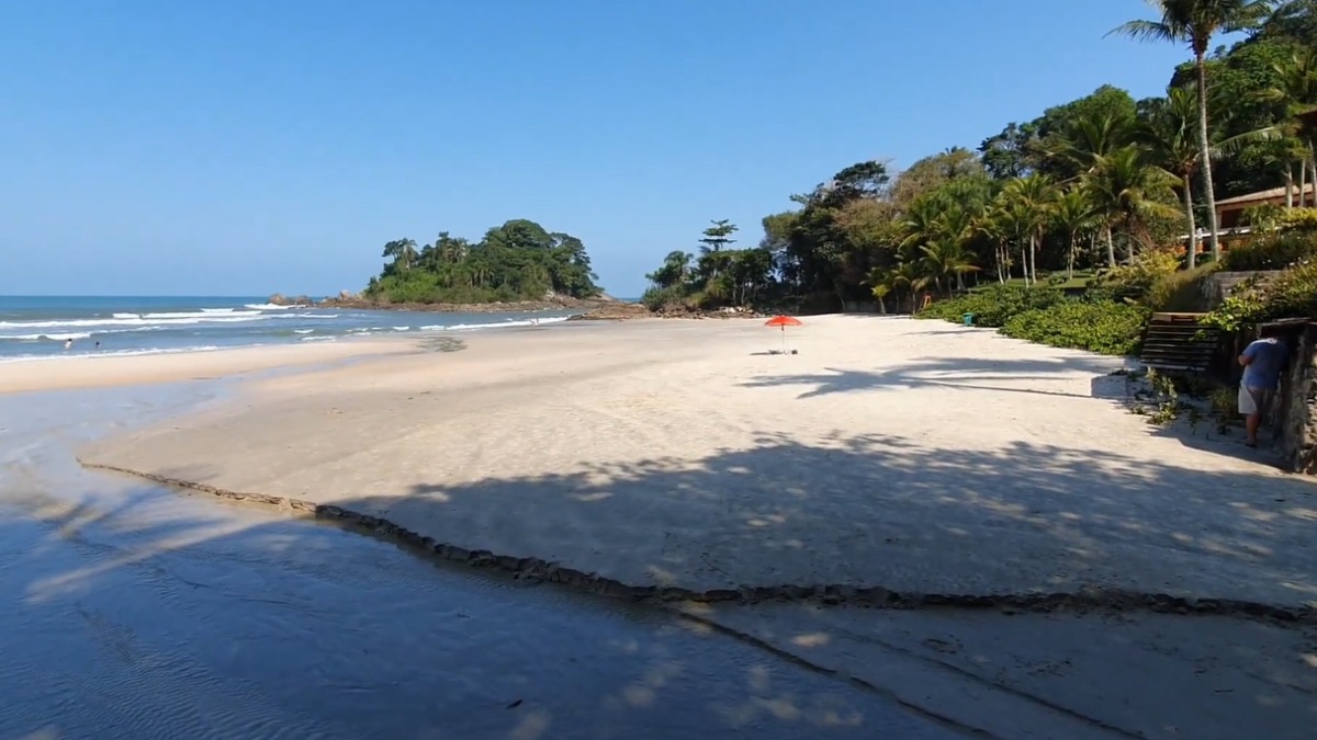 O cenário é daqueles que funcionam sem esforço: mata atlântica em volta, faixa de areia longa e, em dias de sol, água mais clara, com cara de "caribe brasileiro" no olhar de quem chega pela primeira vez.
