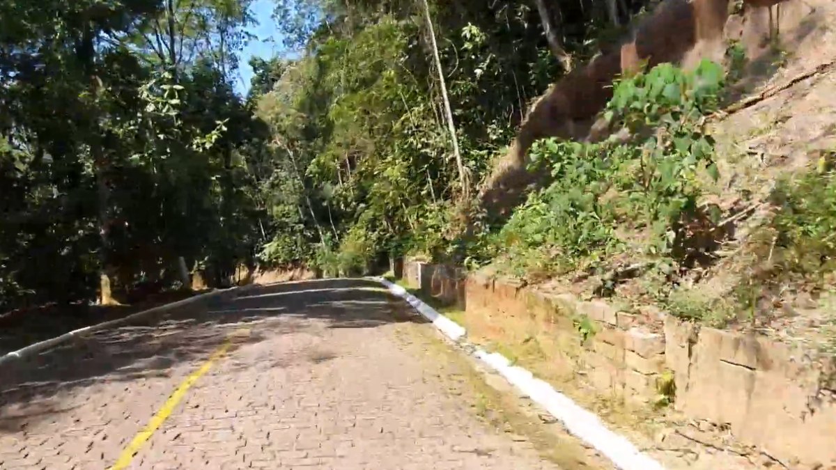A entrada mais conhecida acontece pela estrada que liga o Guarujá à balsa para Bertioga, em acessos que passam por condomínios como Iporanga e Tijucopava. Fotos: Reprodução YT/Carlinha Segóvia Guarujá-SP