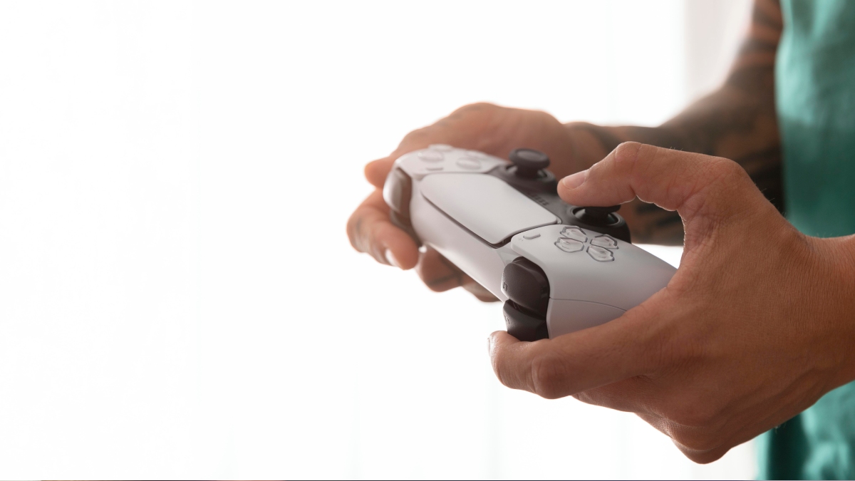 Antes de fechar a compra, vale responder uma pergunta simples: Você quer jogos de console (com exclusivos e uso mais "plug and play") ou quer um portátil que se comporte como PC?