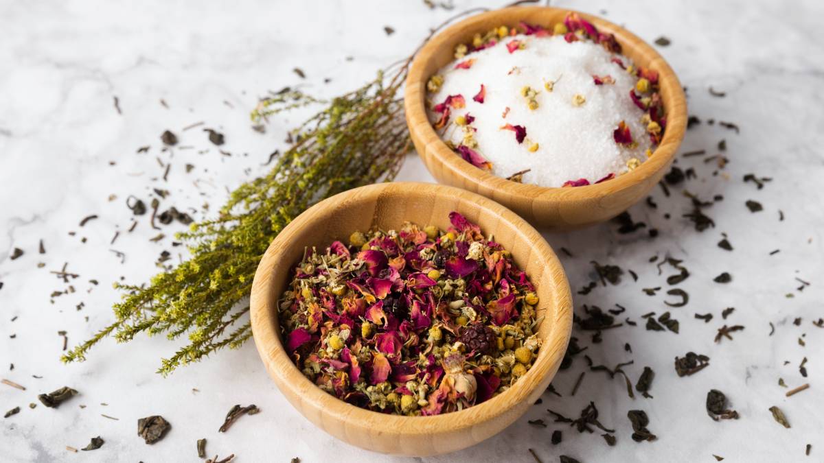 Banhos energéticos preparados com ervas especiarias e flores são associados à limpeza espiritual e à abertura de caminhos para novas oportunidades. Fotos: Freepik