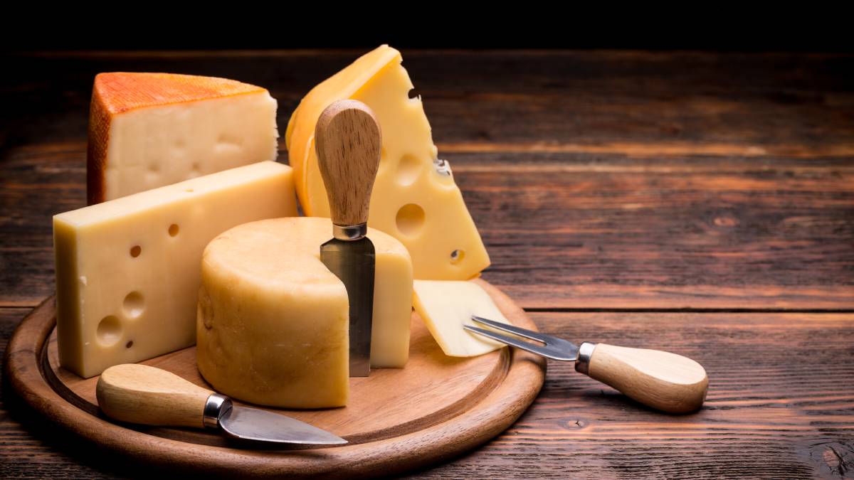 Queijo fresco ajuda a "clarear" a composição e equilibrar sabores, use em fatias e pedacinhos menores para preencher cantos.