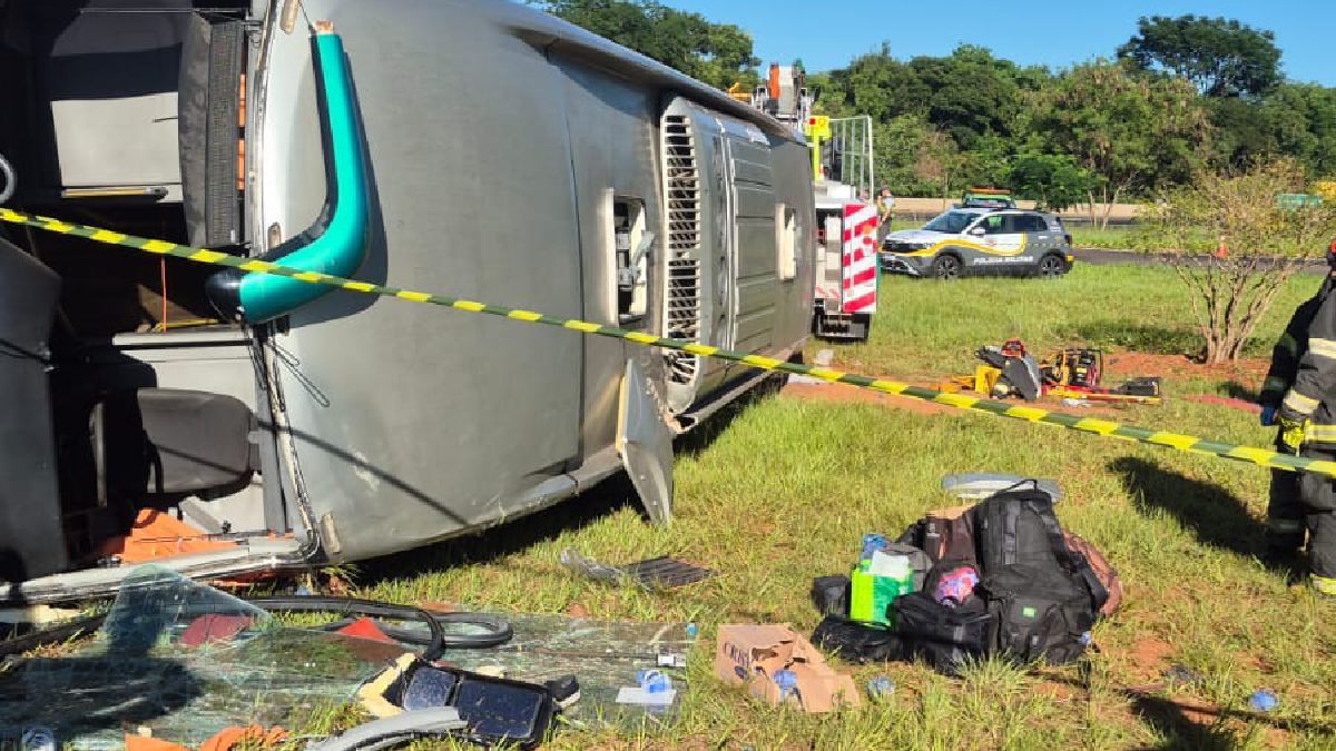 Ônibus saiu de São Paulo às 23h55 desta terça-feira (23/12), e tinha como destino a cidade de Olímpia. Divulgação/Corpo de Bombeiros