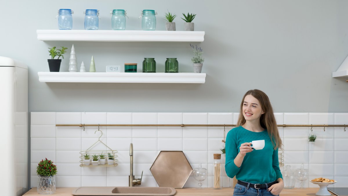 Antes de aderir, vale lembrar: como tudo fica à mostra, organização e curadoria dos itens fazem toda a diferença (Fotos: Freepik)