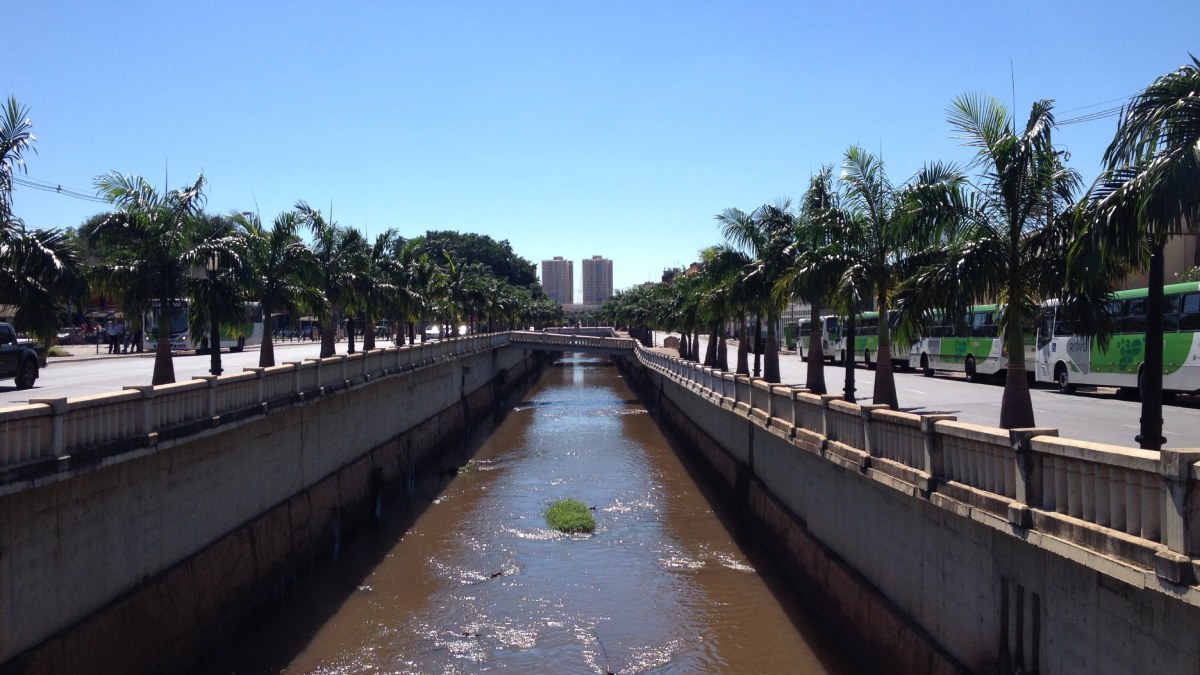 Para quem pensa em trocar de CEP em busca da casa própria, Ribeirão Preto aparece como alternativa concreta: é possível pagar menos por um apartamento e, ainda assim, viver em um polo econômico, educacional e cultural consolidado no interior de São Paulo. Fotos: Wikimedia Commons