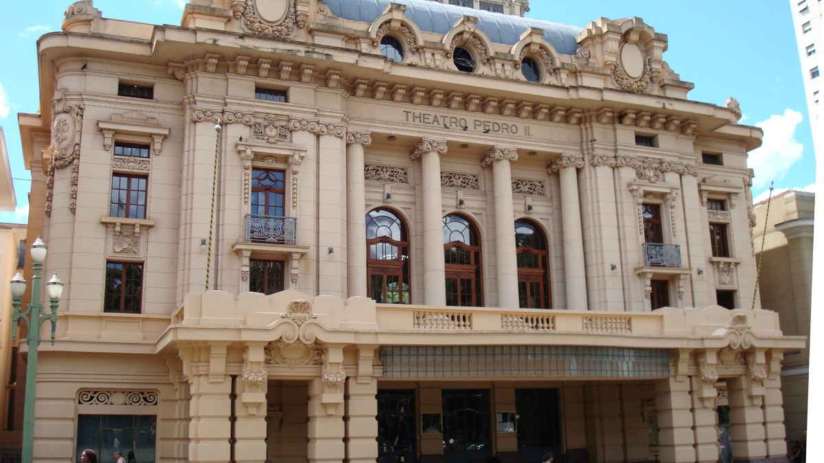 Além da infraestrutura e dos indicadores econômicos, Ribeirão Preto oferece uma agenda cultural ativa. O Theatro Pedro II é um dos cartões-postais da cidade e figura entre os maiores teatros de ópera do país, recebendo apresentações musicais, peças e eventos diversos ao longo do ano.