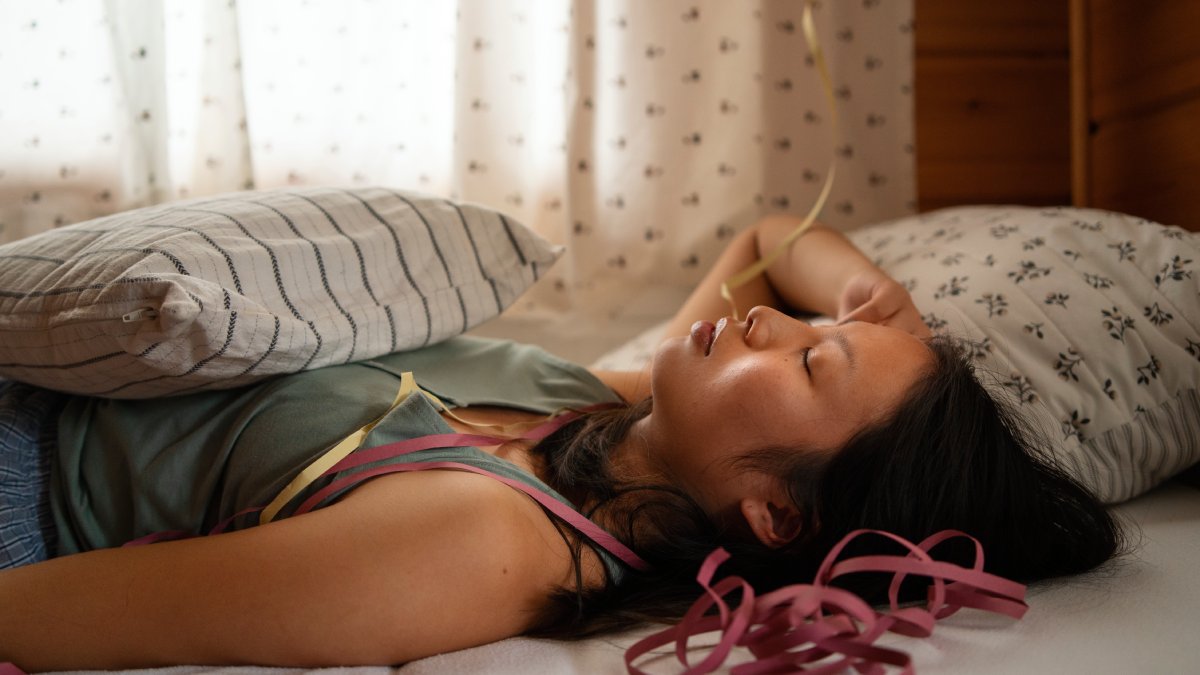 Estudos sugerem que o uso de cobertores, especialmente os mais pesados pode estimular a produção de serotonina (Fotos: Freepik)