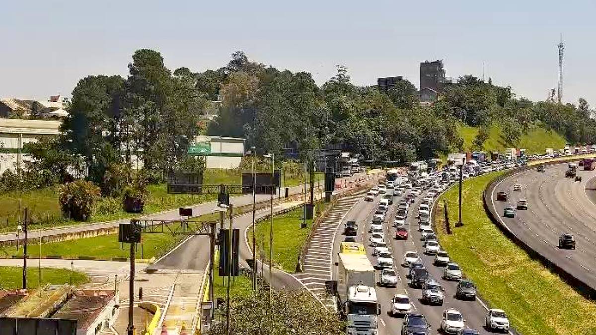 Trânsito nas principais rodovias que ligam a capital paulista ao litoral sul, acumulam mais de 30 quilômetros de extensão. Divulgação/Ecovias