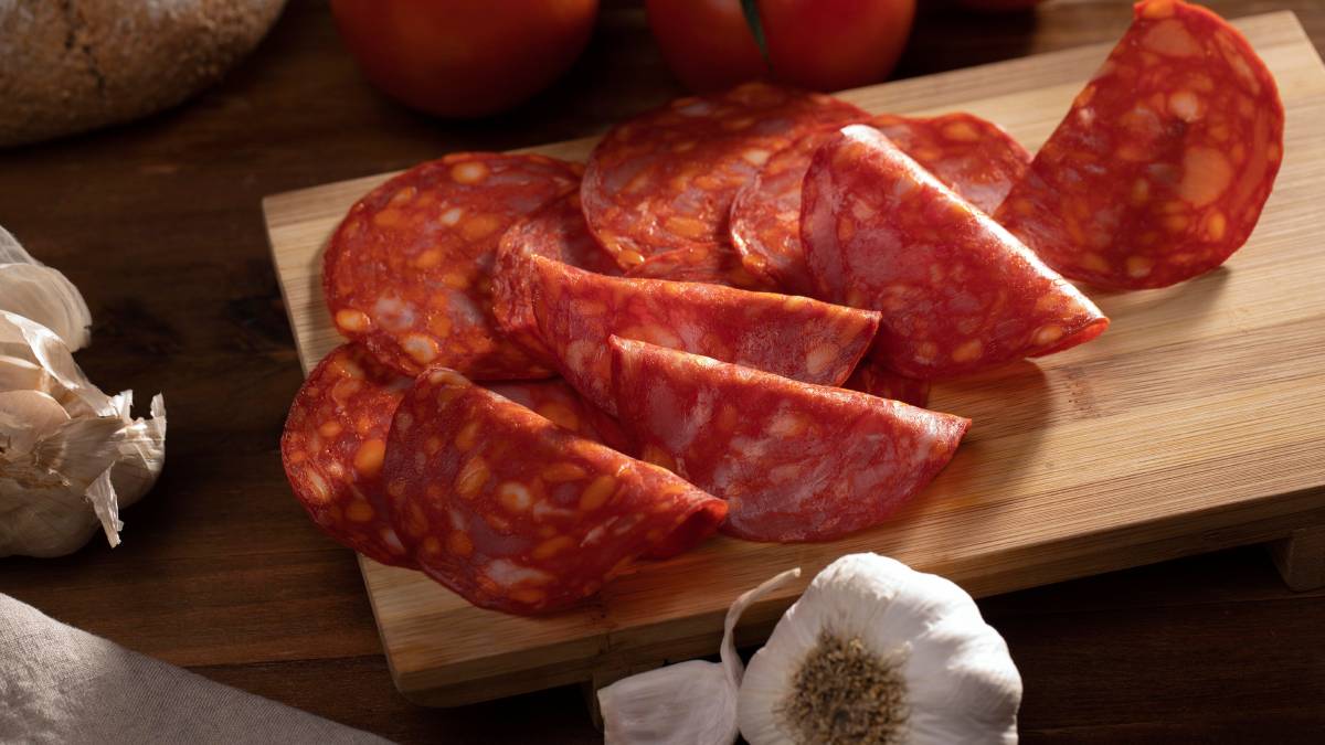 Salame italiano ou pepperoni viram destaque com apresentação simples, a flor de salame feita com um copo cria efeito decorativo sem custo extra.