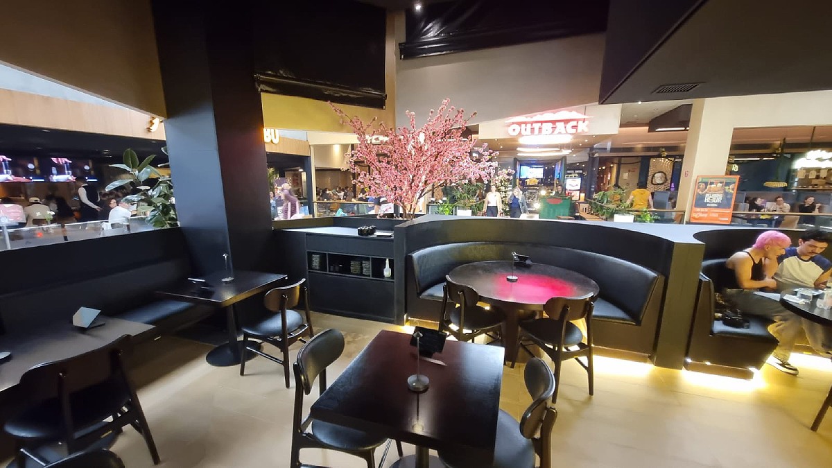 O salão é inspirado na vida noturna e agitada de Osaka, onde fica localizado o bar.