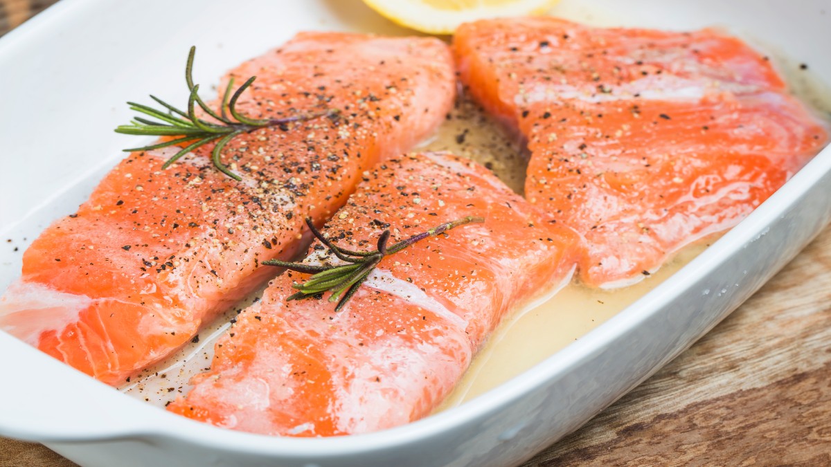 O salmão, por sua vez, pode ser consumido grelhado, assado ou em preparações frias, como saladas (Fotos: Freepik)