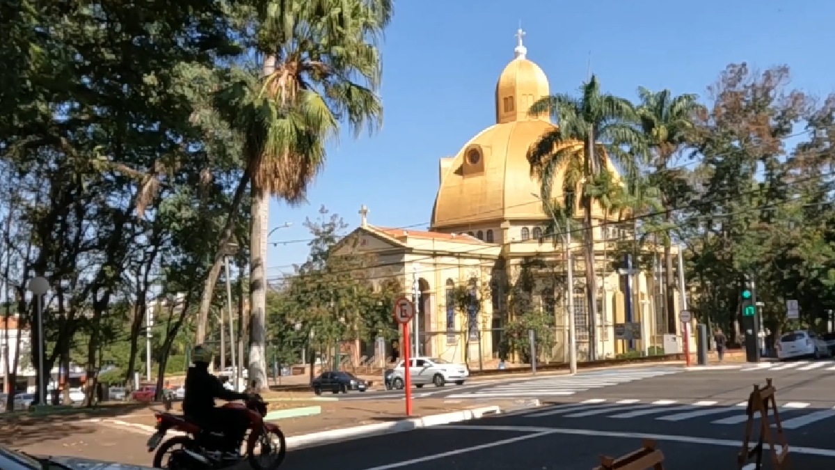 A temperatura média anual é de 19,6 ºC, o que contribui para que o local seja considerado muito agradável por moradores e visitantes - (Reprodução/YouTube)