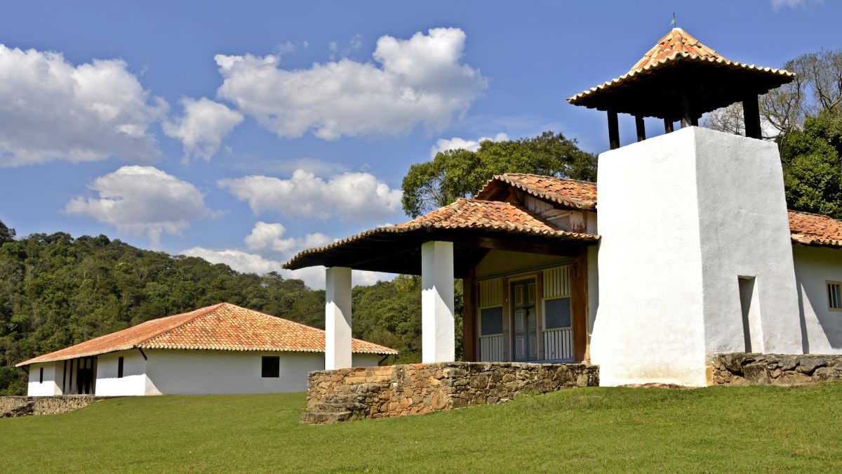 Outro trunfo de São Roque é manter, relativamente perto do centro, espaços que funcionam como refúgio verde para caminhadas e contemplação. Fotos: Wikimedia Commons