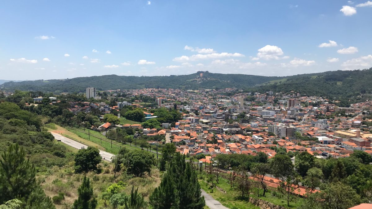 O coração turístico e econômico da cidade pulsa no roteiro do vinho, um circuito com dezenas de estabelecimentos entre vinícolas, adegas e restaurantes, onde a herança de imigrantes europeus aparece tanto na taça quanto na mesa.