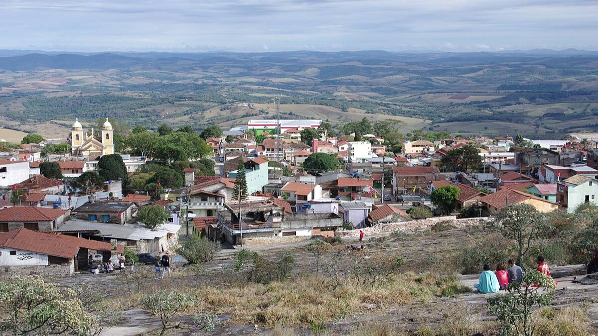 O quartzito, presente nas ruas, casas e muros, é apontado por visitantes como responsável por sensações de bem-estar e recolhimento (Foto: Silvioldcoelho/Wikimedia Commons)