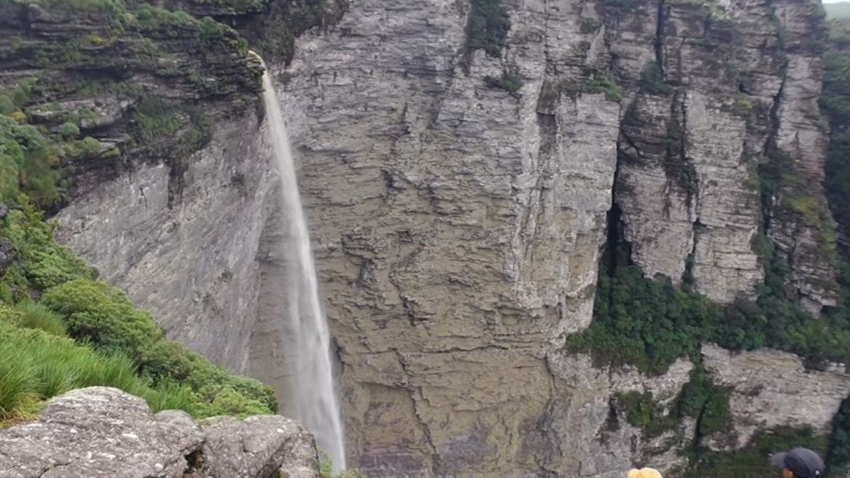 Quando o vento sopra com força, a água da cachoeira não chega a tocar o chão, criando um som suave e contínuo, que muitos visitantes descrevem como uma espécie de 'melodia natural'