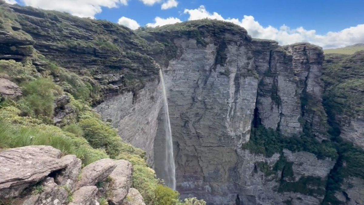 Além de ter cerca de 340 metros de altura e estar entre as maiores do Brasil, a Cachoeira da Fumaça ocupa o primeiro lugar no ranking da Hotéis.com como a melhor do País