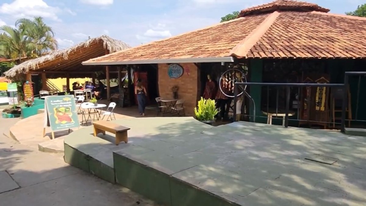 A vila de São Jorge fica ao lado da entrada do parque e tem uma dinâmica própria; menor e mais silenciosa, funciona quase como uma extensão das trilhas (Foto: Reprodução YouTube)